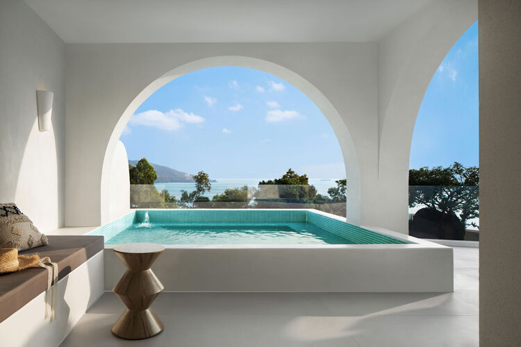 Pogled na terasu elegantnog odmarališta Blue and White Island Pool Homestay
